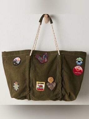 Free People Been There Badge Tote Bag - NWT - LARGE!! 💚 SOLD OUT